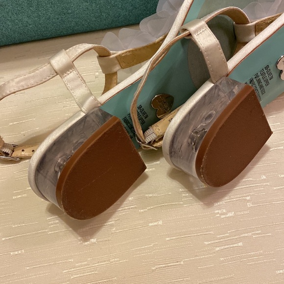 Betsy Johnson acrylic low heel white sandals, fabric glower on T/strap - Picture 4 of 5